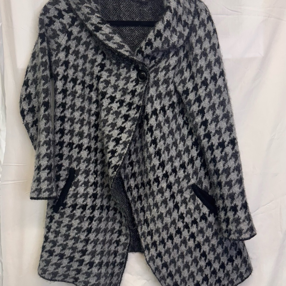 Tahari Black and Gray Houndstooth Cape